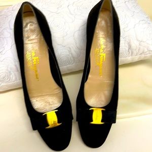 Salvatore Ferragamo black suede bow flats 9.5 AA